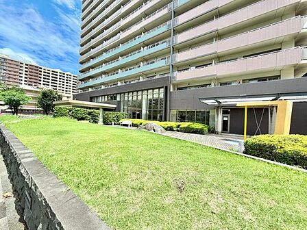 【エントランス】 緑豊かなエントランスが日常に満足感を与えてくれます