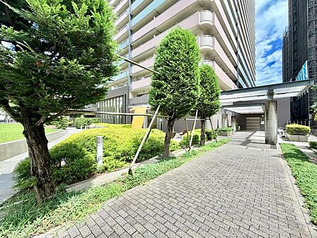 【エントランス】 豊かな植栽に包まれたエントランスアプローチ。緑が導く我が家への道。