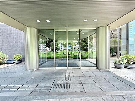 【エントランス】 管理の行き届いた清潔な空間。日々の安心感を支える確かな品質。