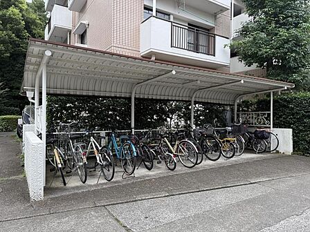 【駐輪場】敷地内に整理された駐輪場があり、愛車の保管に便利。