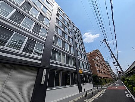 【外観】周囲の街並みと調和する落ち着いた色調。上質な日常を予感させる。