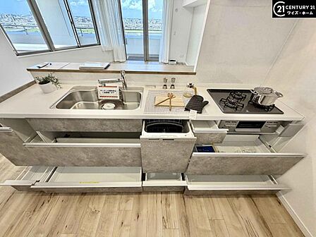 【キッチン】洗練されたカウンターキッチンが住空間の美意識を高める。開放感と上質な光が調和する、優雅で心満たされる暮らしを演出します。
