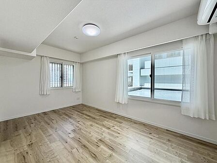 【洋室:9.4帖】どんな家具にも調和する明るく落ち着いた内装 大切な時間を豊かに、快適にお過ごしいただけます。