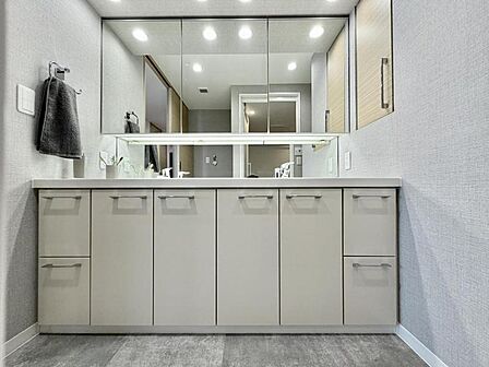 【洗面所】毎朝が楽しみになる洗練の洗面空間。使い勝手とデザインを両立させ、忙しい朝もスマートに整います。
