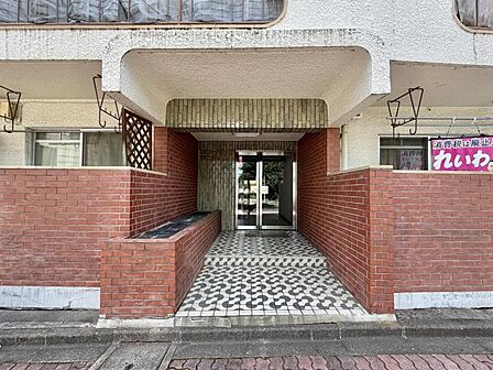 【エントランス】建物の顔となる上品なエントランス。