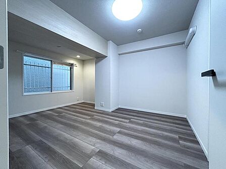 【洋室】シンプルな内装で家具の配置もしやすい空間です。