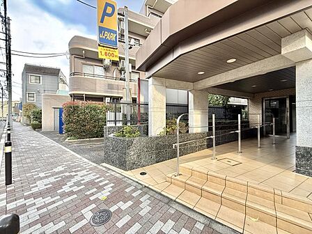 【エントランス】住まいへと続く落ち着いた導入空間。