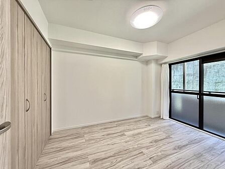 【洋室:6帖】明るく落ち着いた雰囲気のお部屋です。