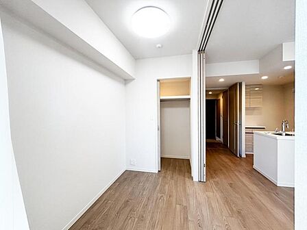 【洋室】 リビングと隣り合う洋室。趣味の部屋にもお子様の部屋にも出来る汎用性があります。