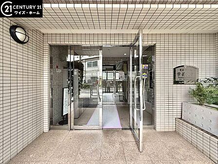 【エントランス】重厚な扉の向こうに広がる、プライベートな寛ぎへと続く道。