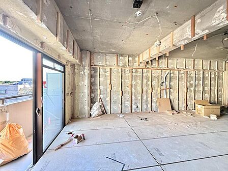 【洋室：6帖】大きな窓から降り注ぐ自然光が、お部屋全体を明るく温かい空間に演出します。