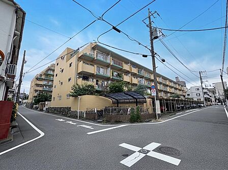 【外観】周囲の街並みと調和する落ち着いた色調。上質な日常を予感させる。
