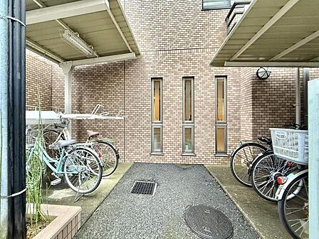 【駐輪場】屋根付き駐輪場で、雨の日も安心です。