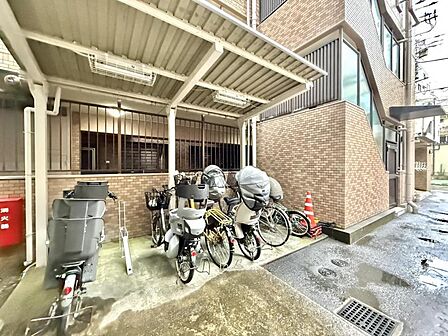 【駐輪場】屋根付き駐輪場で、雨の日も安心です。