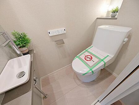 【トイレ】　手洗いカウンターがあることで、トイレ空間に余白と落ち着きが生まれます。機能性だけでなく、インテリアとしての美しさも感じられる設計です。