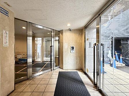 【エントランス】管理の良さが一目でわかる、清掃の行き届いた開放的なエントランス。