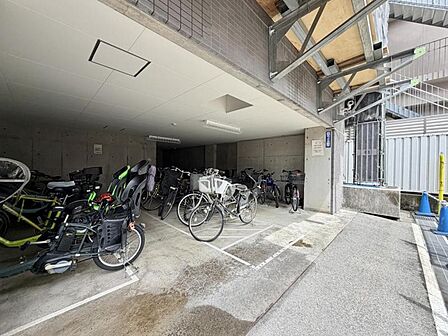 【駐輪場】雨の日も快適な駐輪場を完備。住まう人の動線に配慮した設計。
