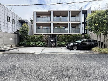 【外観】「一度は住んでみたい」と思わせる、品格と華やかさを備えた一棟。