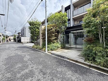 【エントランス】清潔感のある明るいエントランスが、毎日の帰宅を心地よく迎えてくれます。