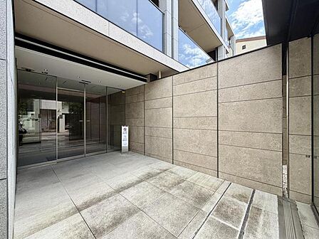 【エントランス】落ち着いた色調のタイル貼りで、清潔感があります。