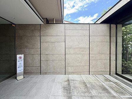 【エントランス】ベビーカーも車椅子もスムーズに。家族みんなに優しいアプローチ。