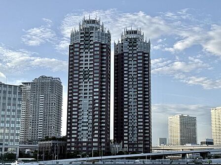 【外観】真っ直ぐに空へ伸びる、堂々とした佇まい。この街を代表する一棟です。