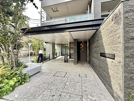 【エントランス】豊かな植栽に包まれたエントランスアプローチ。緑が導く我が家への道。