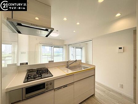 【キッチン】開放感のあるカウンターキッチンが暮らしの中心に。会話が弾む設計で、料理と団らんが自然に調和する心地よい空間です。