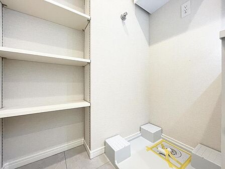 【洗面所】上部の吊戸棚には日用品を収納することもできランドリースペースをスッキリとお使いいただけます。