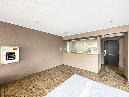【エントランス】管理の良さが一目でわかる、清掃の行き届いた開放的なエントランス。
