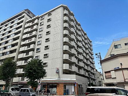 【外観】陽光をたっぷりと取り込む明るい住空間。圧迫感がなく街並みに馴染む落ち着いた佇まい。