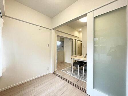 【洋室:4.3帖】落ち着いた時間を過ごせる空間です。