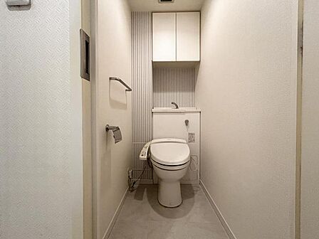 【トイレ】白を基調とした清潔感あふれる空間となっております。