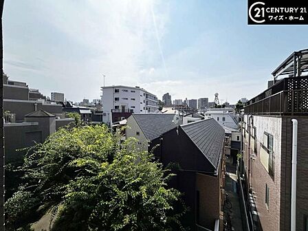 【眺望】バルコニーに出ると頬をなでる優しい風を感じることが出来ます。つい深呼吸をしたくなる眺望です。