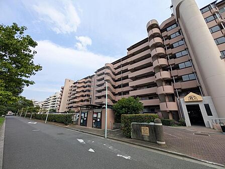 【外観】 青空に映える重厚な佇まい。都心の喧騒を忘れさせる端正な外観。
