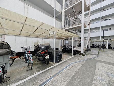 【駐輪場】 屋根付きの駐輪場は雨の日などにとても重宝します。