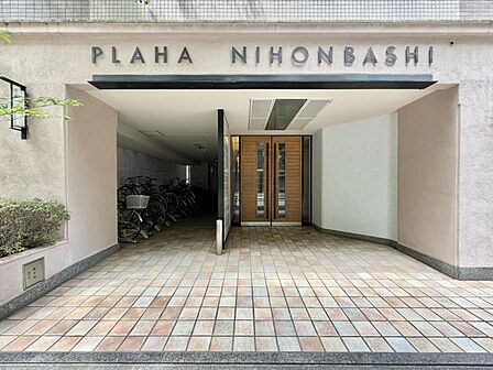 【外観】住まいへと続く落ち着いた導入空間。