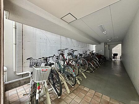 【駐輪場】建物内に整理された駐輪場があり、愛車の保管に便利。