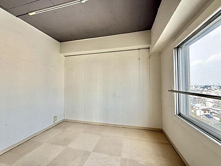 【洋室:5.3帖】一日の疲れをいやしてくれる主寝室。時を忘れる場所として過ごせるお部屋です。
