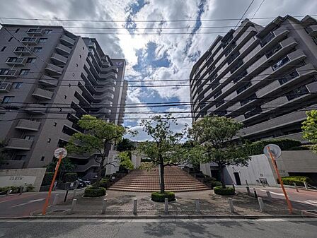 【外観】周囲と調和しつつも品の良さが際立つ外観。