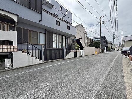 【エントランス】都会の利便性を享受しながらも、一歩奥へ入れば心安らぐ静穏な暮らしが手に入ります。