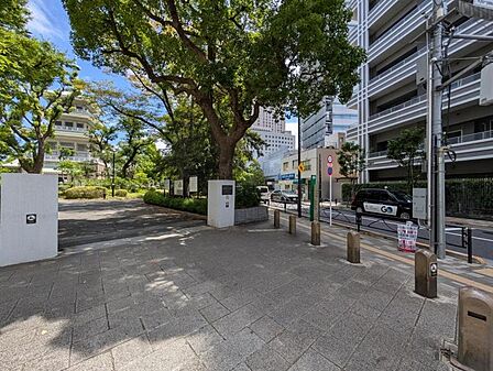落ち着いた色合いで、周囲の街並みに馴染む外観です。