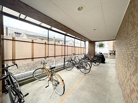 【駐輪場】屋根付きの駐輪スペースがあり、雨の日も安心です。