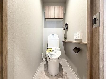 【トイレ】凹凸の少ない内装とシンプルな設計で、汚れがたまりにくく、さっと拭くだけで清潔に。