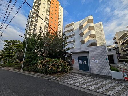 【外観】落ち着いた色調でまとめられた、落ち着きと品のある佇まい。