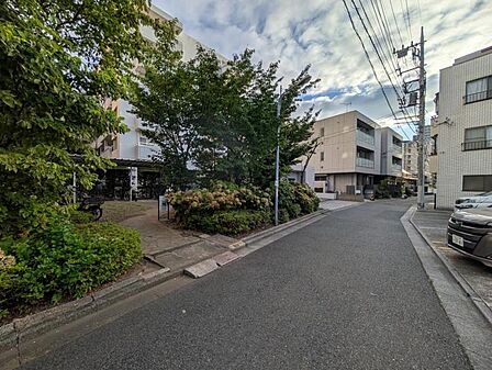 【エントランス】スッキリとした前面道路がもたらす、開放感のある住環境。