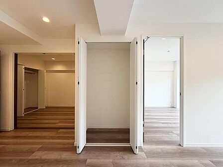 【収納】リビングにも便利な棚収納が備わり、住空間をより効率よく使えます。