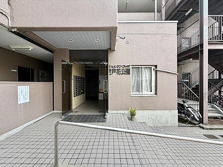 【エントランス】格調高いタイル貼りのアプローチ。歩くたびに愛着が深まる。