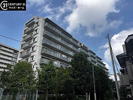 【外観】青空に映える重厚な佇まい。