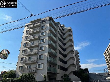 【外観】空へと伸びるシャープなライン。